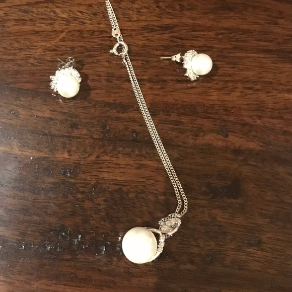 Pearl and diamond earrings and necklace set - Picture 2 of 3